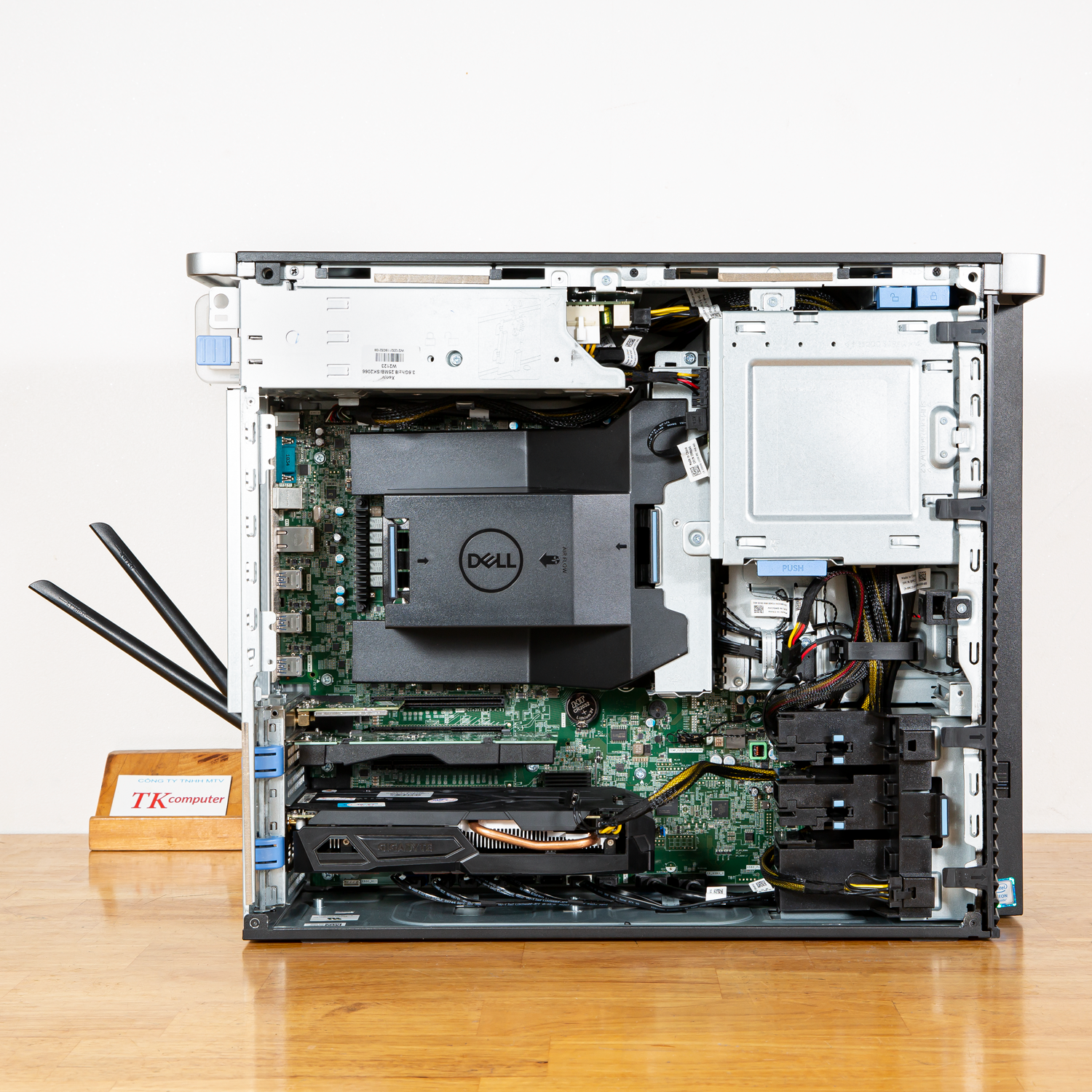 Máy trạm Dell Precision 5820 Tower Workstation chuyên đồ họa